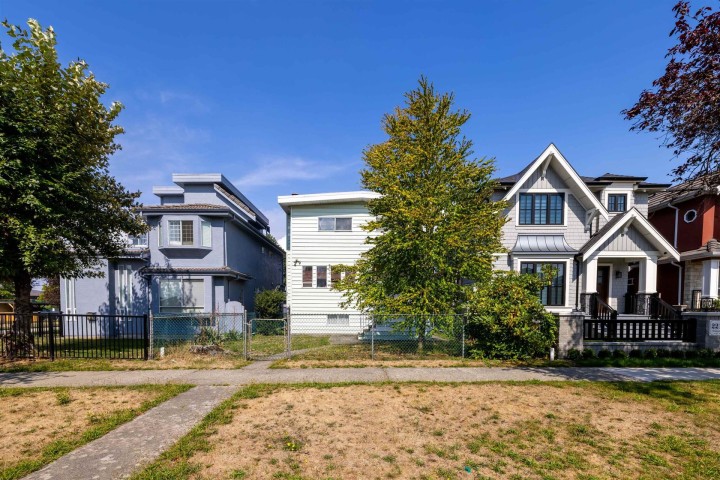 Photo 2 at 2205 Newport Avenue, Fraserview VE, Vancouver East