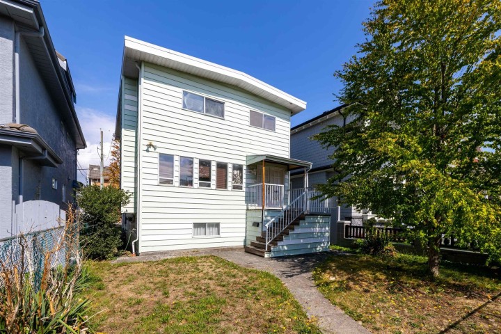Photo 3 at 2205 Newport Avenue, Fraserview VE, Vancouver East