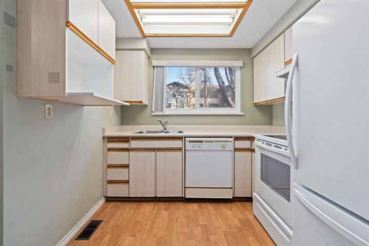 Photo 8 at 2 - 3150 E 58th Avenue, Champlain Heights, Vancouver East