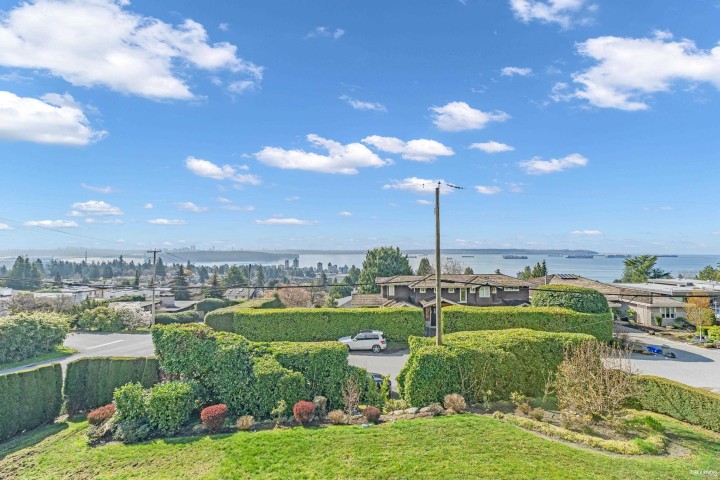 Photo 3 at 2205 Palmerston Avenue, Queens, West Vancouver