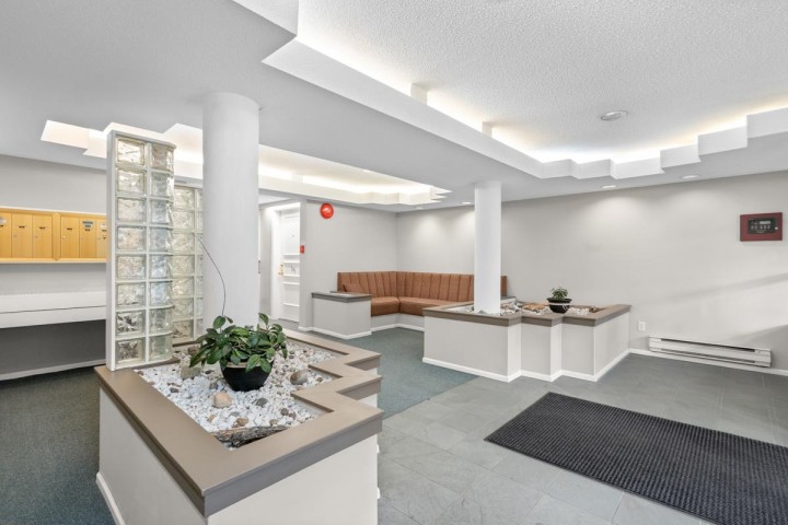 Photo 2 at 303 - 106 W Kings Road, Upper Lonsdale, North Vancouver