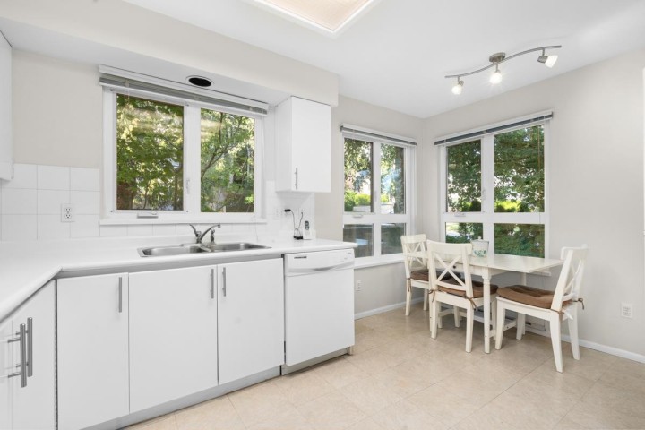 Photo 9 at 303 - 106 W Kings Road, Upper Lonsdale, North Vancouver