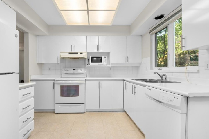 Photo 8 at 303 - 106 W Kings Road, Upper Lonsdale, North Vancouver