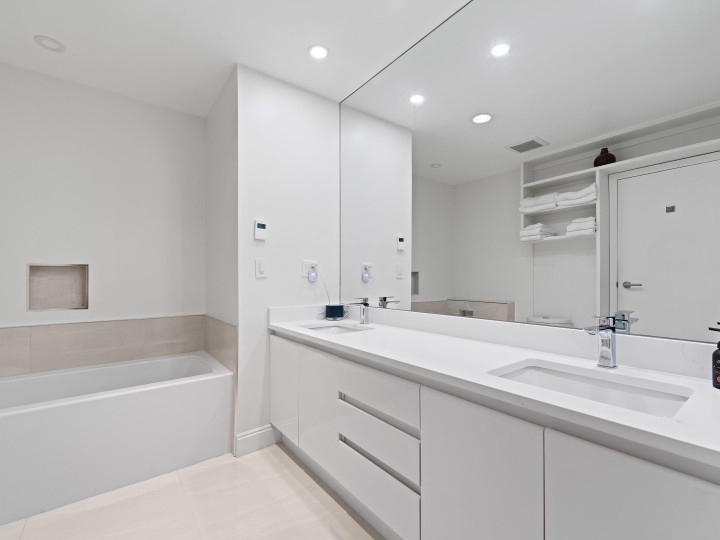 Photo 23 at 303 - 2190 Argyle Avenue, Dundarave, West Vancouver