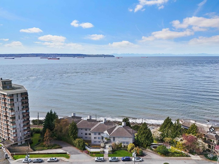 Photo 1 at 303 - 2190 Argyle Avenue, Dundarave, West Vancouver