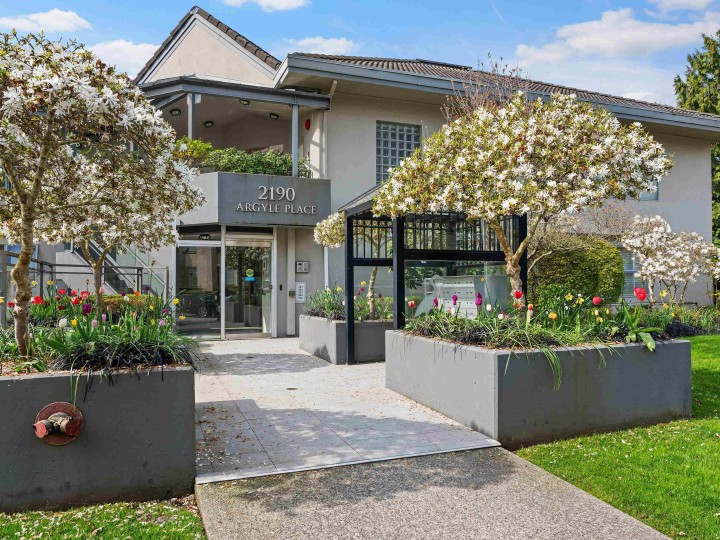 Photo 38 at 303 - 2190 Argyle Avenue, Dundarave, West Vancouver