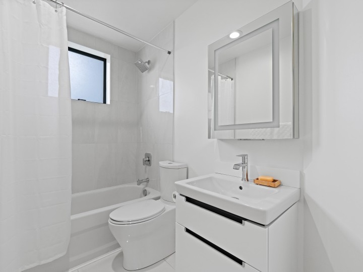 Photo 25 at 303 - 2190 Argyle Avenue, Dundarave, West Vancouver