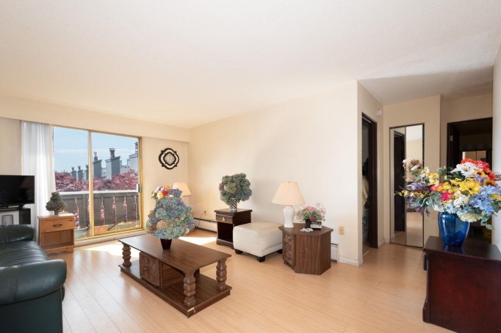 Photo 4 at 114 - 1345 Chesterfield Avenue, Central Lonsdale, North Vancouver