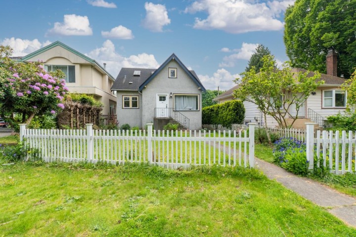 Photo 2 at 922 Park Drive, Marpole, Vancouver West