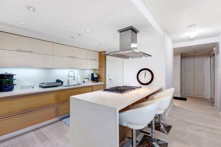 Photo 6 at 305 - 8 Smithe Mews, Yaletown, Vancouver West