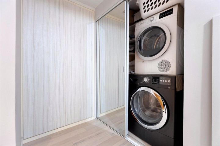 Photo 16 at 305 - 8 Smithe Mews, Yaletown, Vancouver West