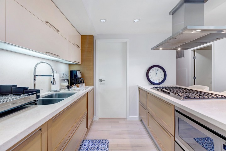 Photo 7 at 305 - 8 Smithe Mews, Yaletown, Vancouver West