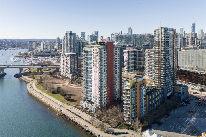 Photo 3 at 305 - 8 Smithe Mews, Yaletown, Vancouver West