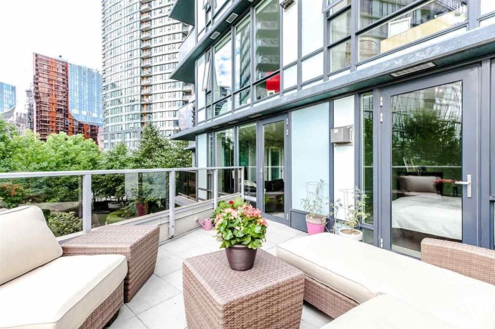 Photo 1 at 305 - 8 Smithe Mews, Yaletown, Vancouver West