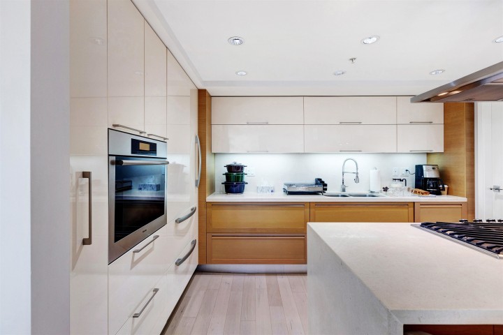 Photo 5 at 305 - 8 Smithe Mews, Yaletown, Vancouver West