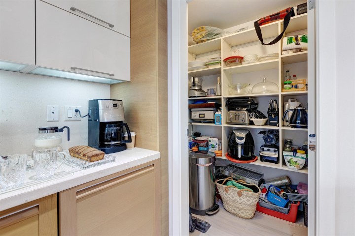 Photo 8 at 305 - 8 Smithe Mews, Yaletown, Vancouver West