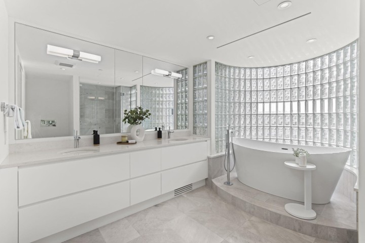 Photo 24 at 12 - 2250 Bellevue Avenue, Dundarave, West Vancouver