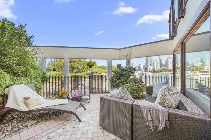 Photo 3 at 1130 Ironwork Passage, False Creek, Vancouver West