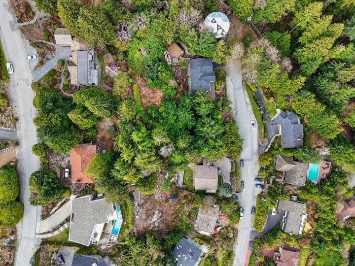 Photo 18 at 478 Craigmohr Drive, Glenmore, West Vancouver