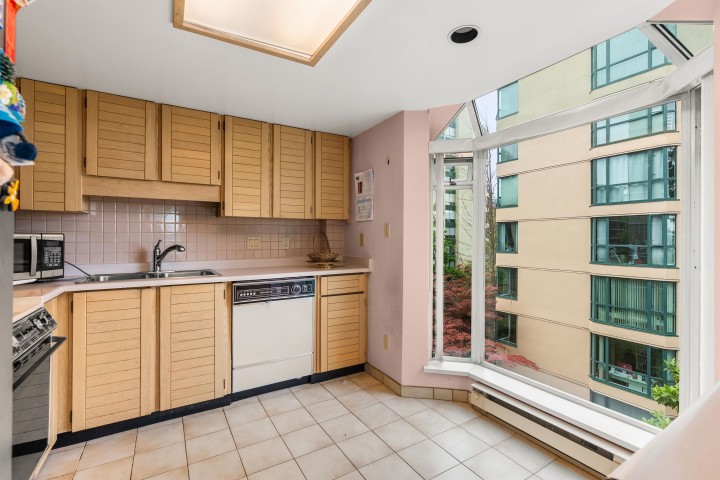 Photo 15 at 501 - 1455 Duchess Avenue, Ambleside, West Vancouver