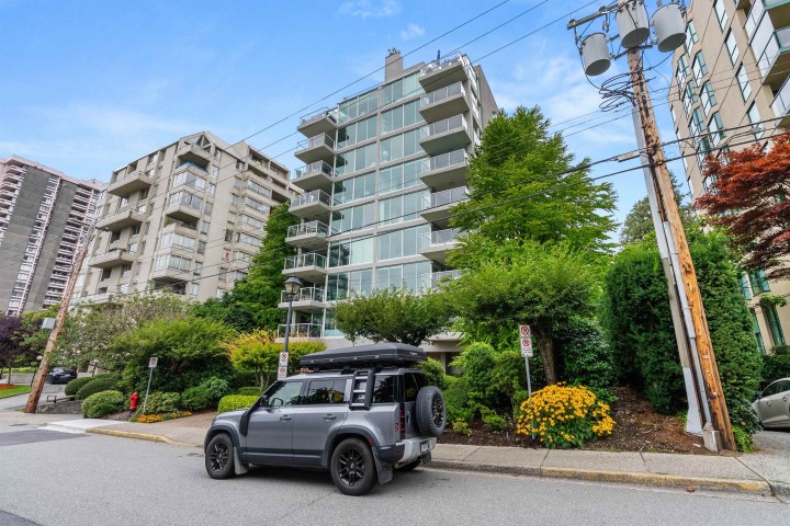 Photo 4 at 501 - 1455 Duchess Avenue, Ambleside, West Vancouver
