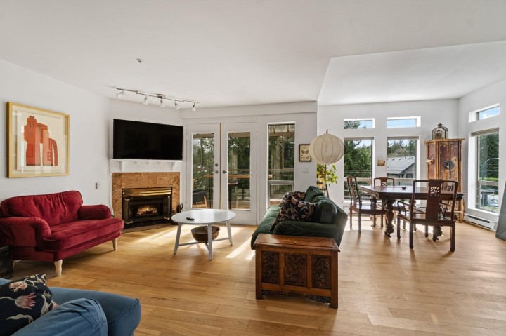 Photo 2 at 402 - 4688 W 10th Avenue, Point Grey, Vancouver West