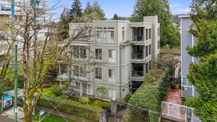 Photo 5 at 402 - 4688 W 10th Avenue, Point Grey, Vancouver West