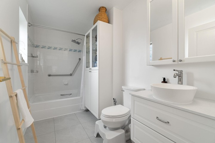 Photo 19 at 402 - 4688 W 10th Avenue, Point Grey, Vancouver West