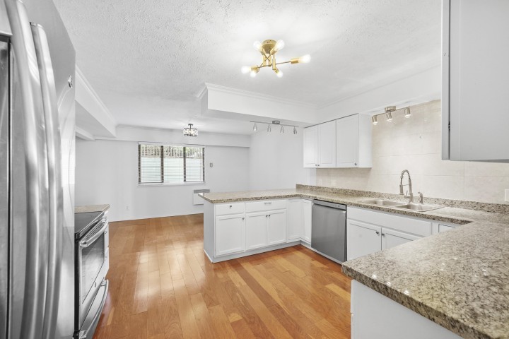 Photo 9 at 6 - 2206 Folkestone Way, Panorama Village, West Vancouver