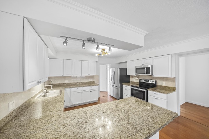 Photo 8 at 6 - 2206 Folkestone Way, Panorama Village, West Vancouver