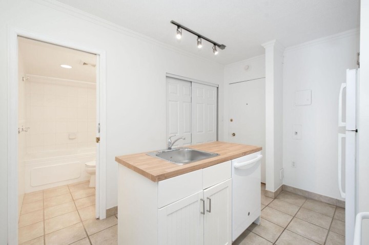 Photo 3 at 108 - 1425 Esquimalt Avenue, Ambleside, West Vancouver