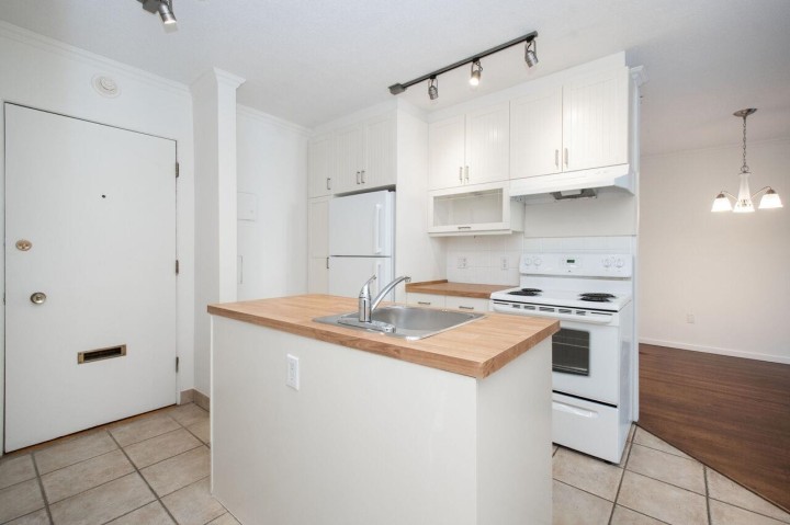 Photo 4 at 108 - 1425 Esquimalt Avenue, Ambleside, West Vancouver