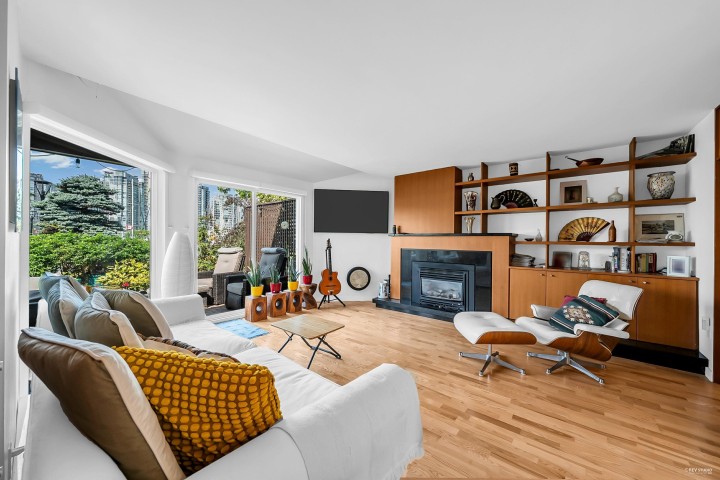 Photo 6 at 1106 Ironwork Passage, False Creek, Vancouver West