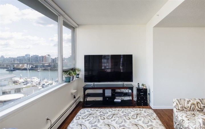 Photo 7 at 907 - 1288 Marinaside Crescent, Yaletown, Vancouver West