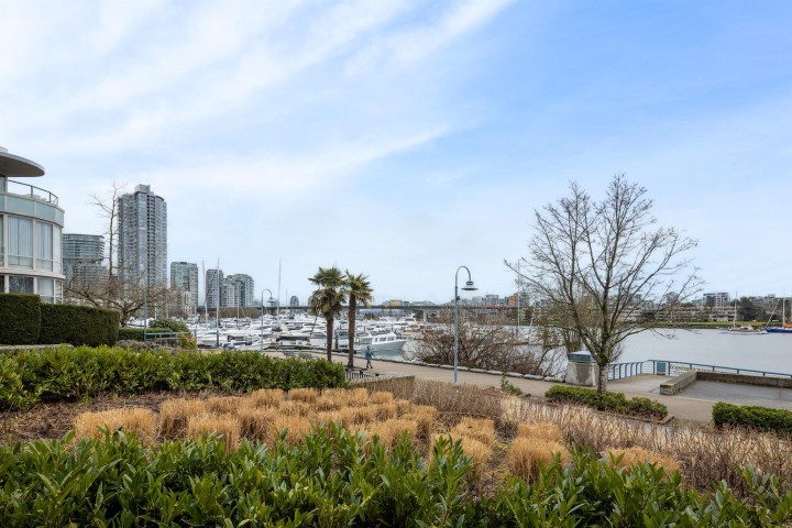 Photo 1 at 907 - 1288 Marinaside Crescent, Yaletown, Vancouver West