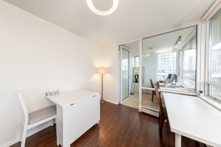 Photo 10 at 907 - 1288 Marinaside Crescent, Yaletown, Vancouver West