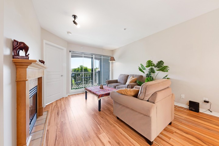 Photo 1 at 412 - 3333 W 4th Avenue, Kitsilano, Vancouver West