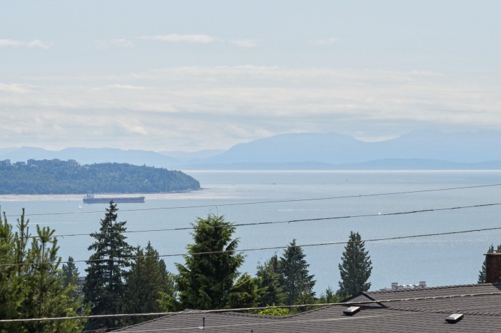 Photo 34 at 1725 Rosebery Avenue, Queens, West Vancouver