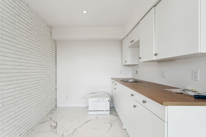 Photo 14 at 1725 Rosebery Avenue, Queens, West Vancouver