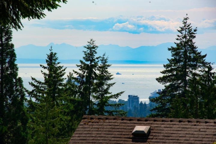 Photo 3 at 530 E Queens Road, Upper Lonsdale, North Vancouver