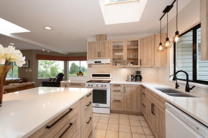 Photo 8 at 530 E Queens Road, Upper Lonsdale, North Vancouver