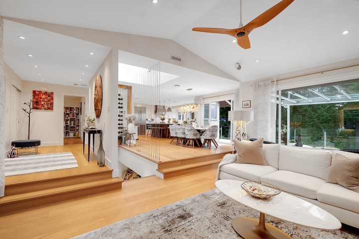 Photo 2 at 3706 Southridge Place, Westmount WV, West Vancouver