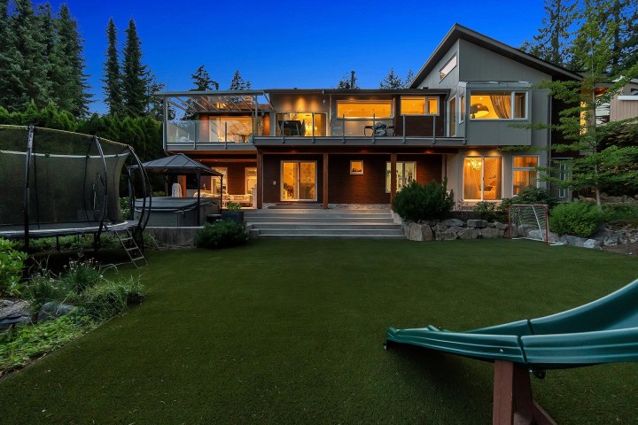 Photo 1 at 3706 Southridge Place, Westmount WV, West Vancouver