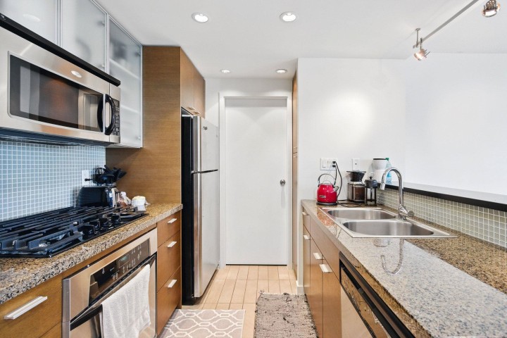 Photo 5 at 803 - 980 Cooperage Way, Yaletown, Vancouver West