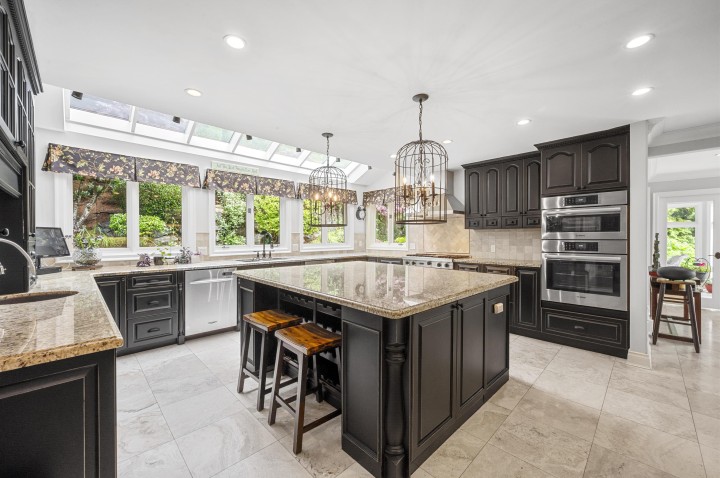 Photo 5 at 2327 Westhill Drive, Westhill, West Vancouver