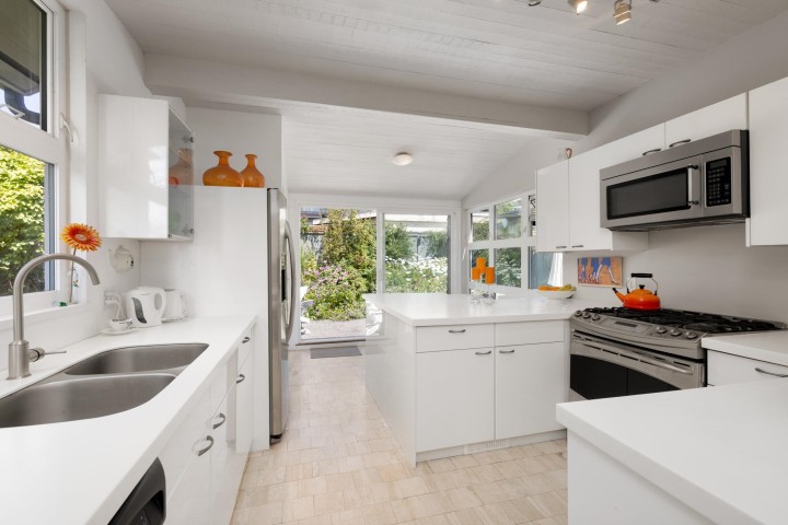 Photo 10 at 2433 Mathers Avenue, Dundarave, West Vancouver