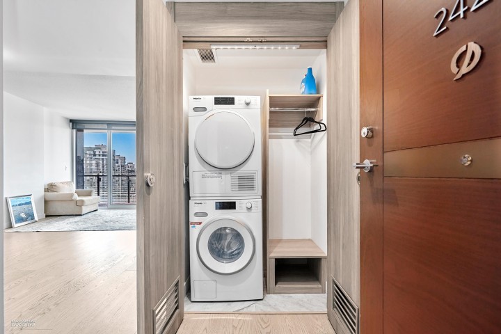 Photo 8 at 2421 - 89 Nelson Street, Yaletown, Vancouver West