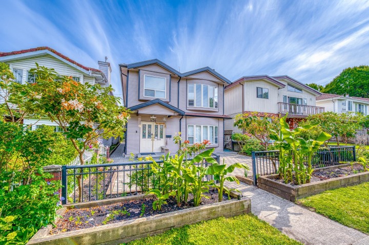 Photo 2 at 426 E 18th Avenue, Fraser VE, Vancouver East