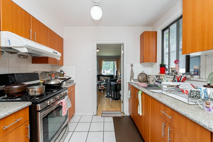 Photo 4 at 942 Nanaimo Street, Renfrew VE, Vancouver East