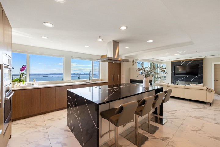 Photo 2 at 701 - 3105 Deer Ridge Drive, Deer Ridge WV, West Vancouver